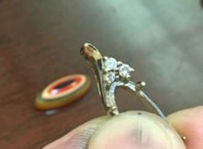 ダイヤを添える上部デザインの細部を確認している写真