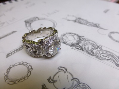 プラチナ鋳造されたリングに石留め