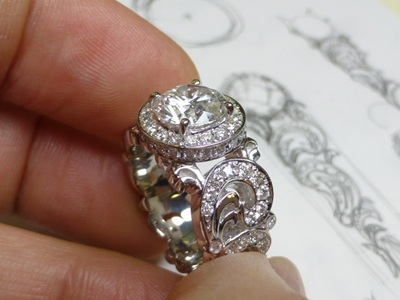 完成した唐草模様のダイヤモンドリング