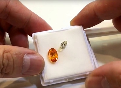 オレンジサファイアとダイヤモンド。