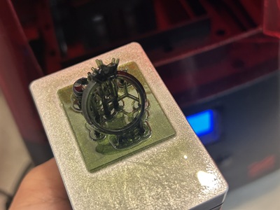 3Dプリンターから出力された直後の青い樹脂モデル