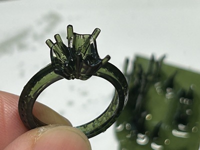 サポート材を取り除き綺麗に整えられたリングの樹脂モデル