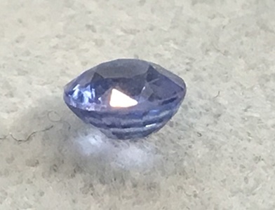 じっくりと選んだ1ピース。サファイアのルースの側面