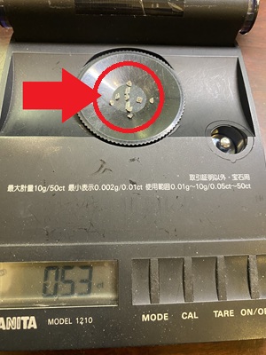 秤に載ったダイヤモンド
