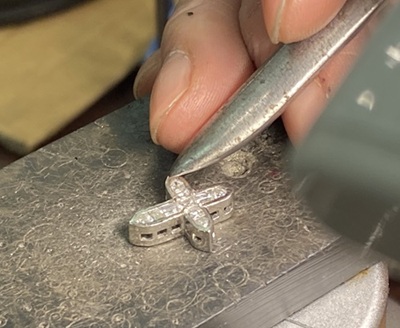 石留め作業の様子