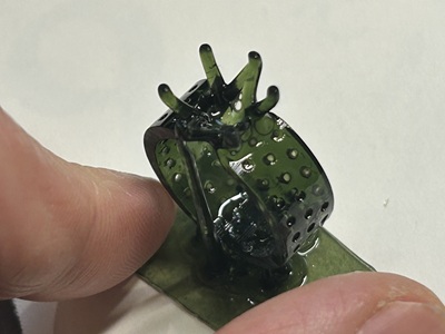 3Dプリンターで造形された、黄緑色の樹脂製リング原型
