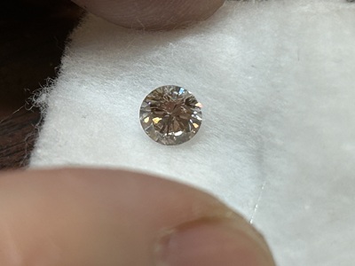 強い輝きを放つコニャックカラーのダイヤモンドルース