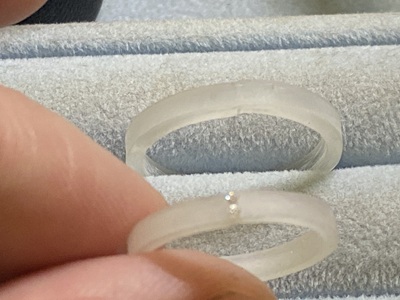3Dプリントされた樹脂製のリング原型(プロトタイプ)。メンズとレディースの2本。