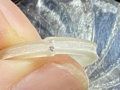 レディースリングの樹脂原型の上に、上面用の小さなダイヤモンド2ピースを仮置きしてイメージを確認している様子。