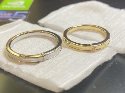 鋳造され、職人の手で鏡面のように磨き上げられたプラチナとゴールドのリング