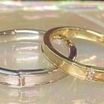 完成した二本のオリジナル結婚指輪が、柔らかな光の中で美しく並んでいる様子