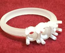 3Dプリンターで出力された白い樹脂製のリングプロトタイプ