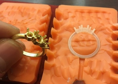 鋳造直後のK18ゴールドリングと製作に使用したゴム型