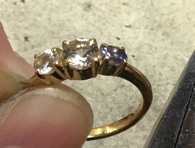 職人の手元。工具を使いゴールドリングに宝石を留めている石留め工程