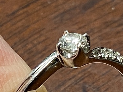 リフォーム前の4本爪ダイヤモンド婚約指輪のアップ