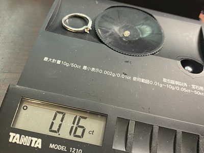 精密天秤で0.16カラットと計測されたダイヤモンド