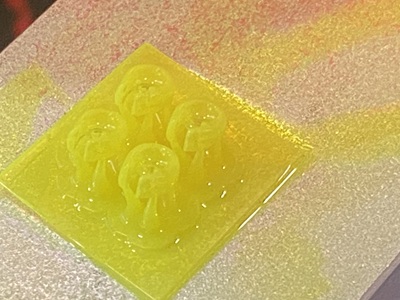 3Dプリントされたペンダントトップ原型の接写。繊細な曲線を多角的に確認