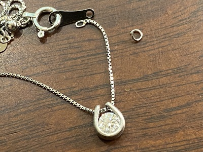 プラチナ枠の中にダイヤモンドを仮置きした、石留め直前の状態