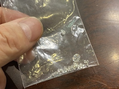 取り外されたサイズの異なる複数のメレダイヤモンド