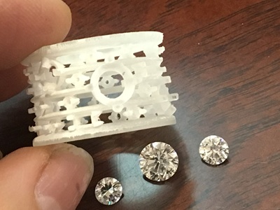 サポートを取りはがし、それぞれのダイヤモンドを配置していきます。