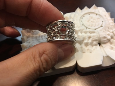 原形からワックスを経由し、プラチナ鋳造