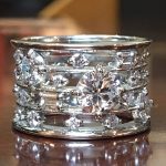 完成したリングの美しい透かし構造がわかる正面からのアングル