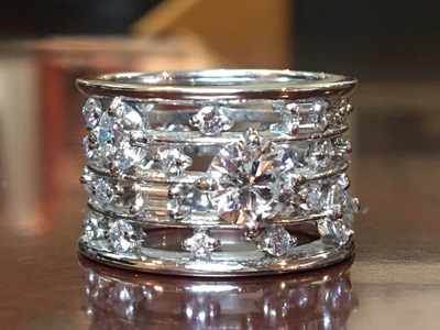 完成したリングの美しい透かし構造がわかる正面からのアングル