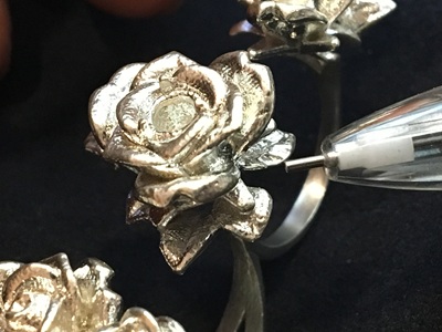 鋳造直後の、まだ鈍い光を放つ貴金属状態のバラのリング。