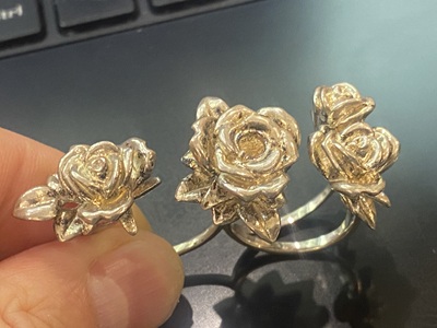 全体に強い光沢が宿った、バフ磨き完了後のゴールドリング。