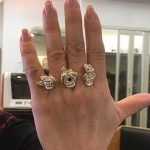 実際に2本の指に装着し、華やかに手元を演出している完成したバラのリング。