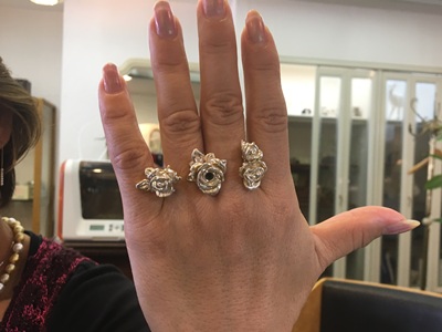 実際に2本の指に装着し、華やかに手元を演出している完成したバラのリング。