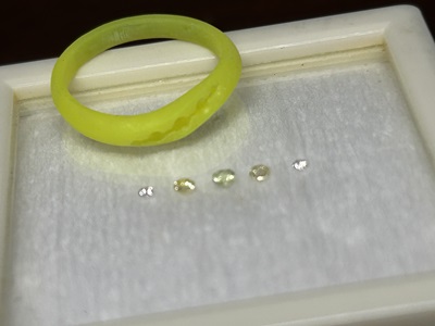 レディース用リングの樹脂原型と、セッティングを待つ5つの小さな宝石
