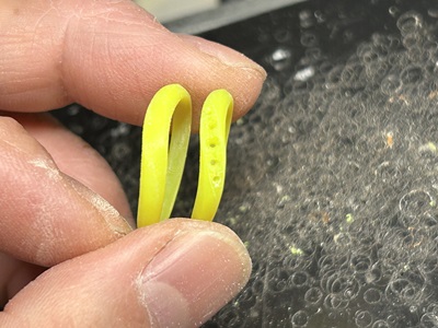 形状確認を終え、表面がより滑らかに磨き上げられた2本の樹脂製リング原型