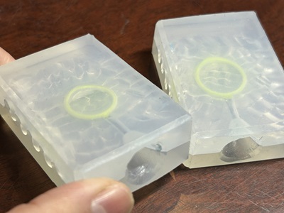 綺麗に仕上がった2本の樹脂原型。プラチナ鋳造へ向けた準備段階