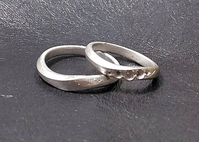 鋳造されてプラチナになった直後の、まだツヤのない2本の結婚指輪の枠