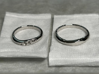 バレル研磨やバフ掛けを経て、ピカピカに鏡面仕上げされたプラチナのペアリング