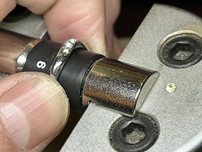 職人がレディース用の結婚指輪に、5つの宝石を一つひとつ丁寧にセッティングしている手元