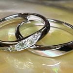 すべての工程を終えて美しく完成した、宝石が輝く結婚指輪のペア