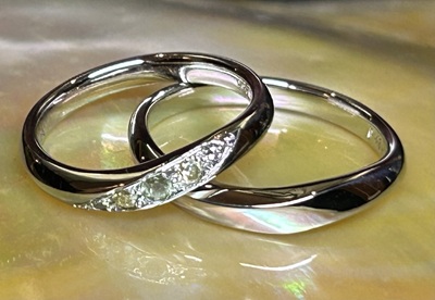 すべての工程を終えて美しく完成した、宝石が輝く結婚指輪のペア