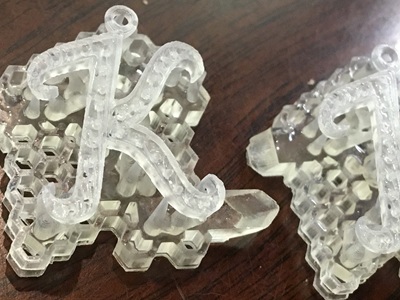 樹脂製「K」原型の拡大写真。ダイヤモンドを配置するための小さな穴（座）がはっきりと見える。