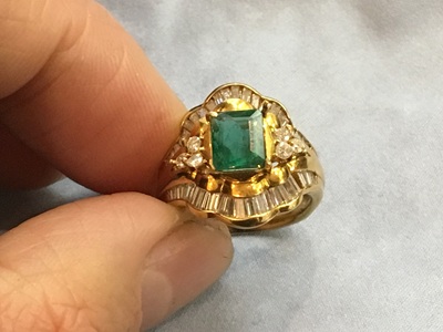 立て爪で高くセットされた、伝統的なデザインのエメラルドとダイヤモンドのゴールド製のリング