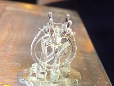 3Dプリンターから出力された、実寸大のグレーの樹脂製リングプロトタイプ