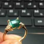 K18ゴールドで仕上げられ、眩しく輝く完成後のエメラルドリング