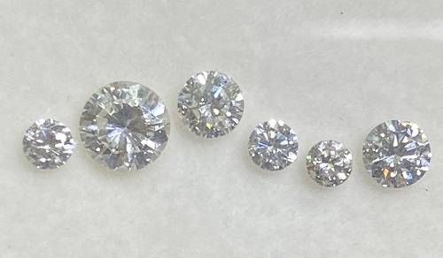 白い背景に並べられた大きさの異なる6つのダイヤモンド