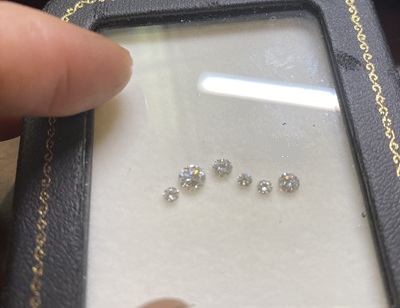 ケースの中で波打つように配置されたダイヤモンドのレイアウト確認