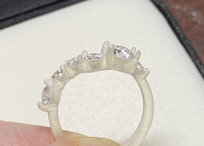 3Dプリントされたリング原型の側面からの高さと指入れの確認