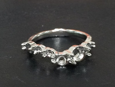 プラチナ鋳造されたばかりの、湯道（スプルー）が残るリング原型