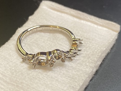 表面がピカピカに磨き上げられたプラチナリング枠