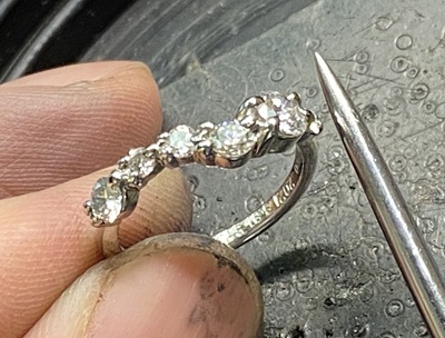 ナナコとヘラという道具を使い、爪を確実に留め、緩みの最終確認をしている様子