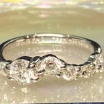 6つのダイヤモンドが流れるような曲線を描いてセットされた、ほぼ完成したリングの側面